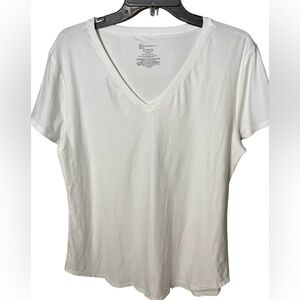 No Boundaries Women’s V-neck Short Sleeve Plus Size T-shirt